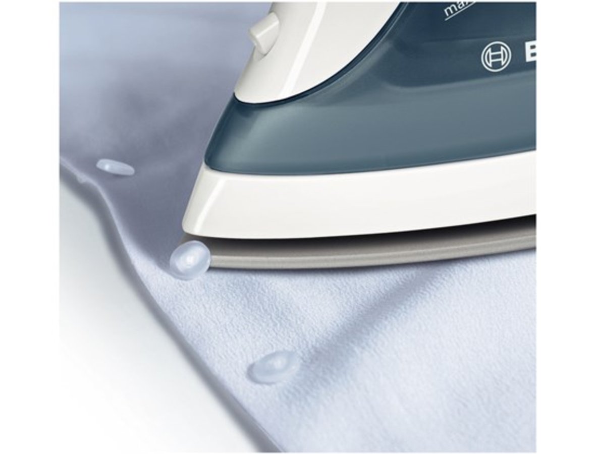 BÀN ỦI HƠI NƯỚC BOSCH TDA2365 có khả năng phun hơi nước liên tục và còn có mặt chống dính cao cấp giúp việc ủi quần áo trở nên dễ dàng và nhẹ nhàng
